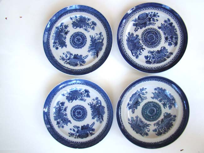 A group of four similar early 19th century Chinese Export Porcelain 'FITZHUGH' pattern 9 3/4" dinner plates
